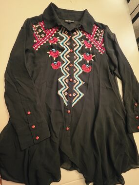 Tunique Black Tunic with   and red Embroidered Accents